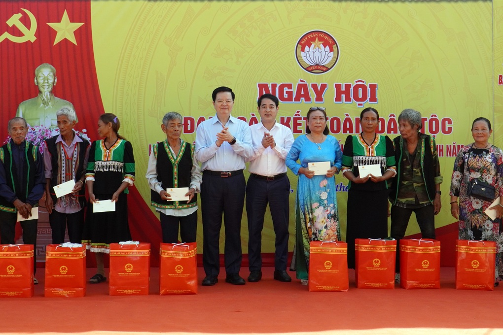 Phó Thủ tướng Mai Văn Chính: Cán bộ, đảng viên phải gần dân, gần cơ sở - 3 Phó Thủ tướng Mai Văn Chính: Cán bộ, đảng viên phải gần dân, gần cơ sở - 3