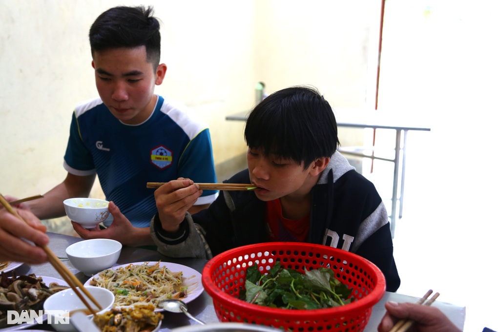 Những ông bố nuôi mang quân hàm xanh của học trò người Rục - 5 Những ông bố nuôi mang quân hàm xanh của học trò người Rục - 5