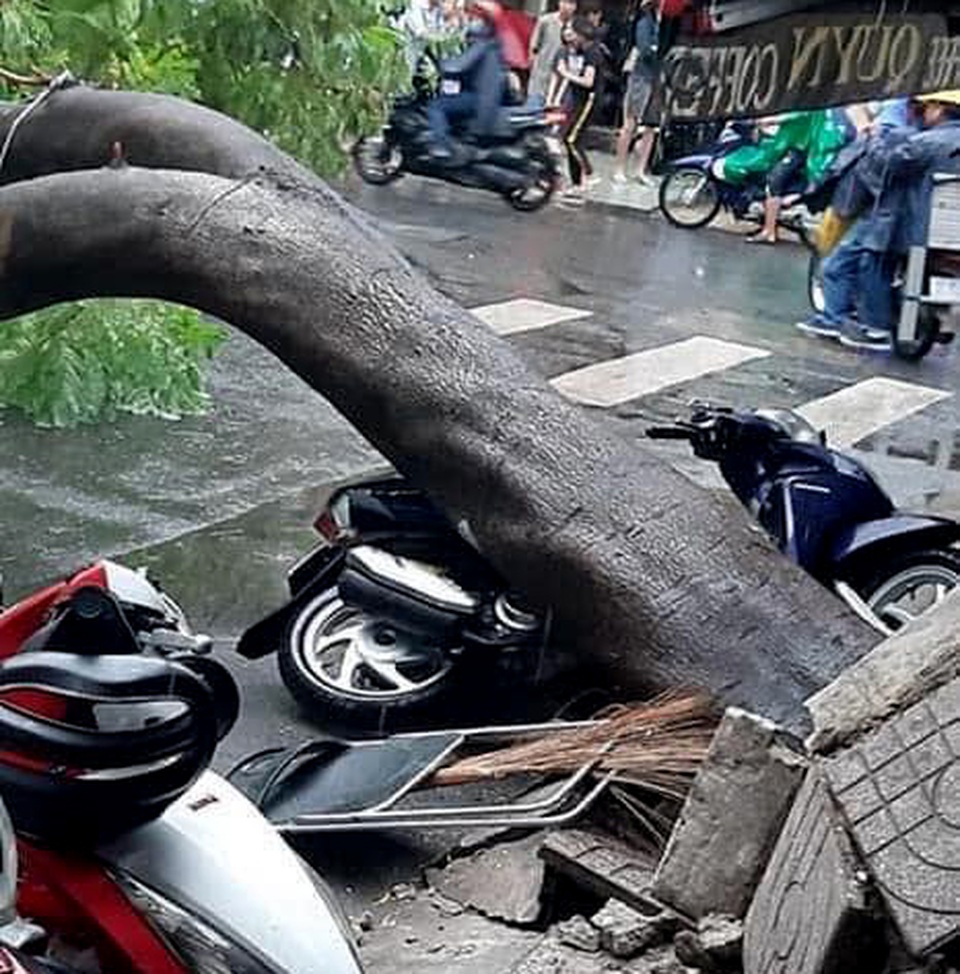 Sài Gòn mưa lớn, đường ngập lút bánh xe, dân vất vả ngăn nước vào nhà - 8 Sài Gòn mưa lớn, đường ngập lút bánh xe, dân vất vả ngăn nước vào nhà - 8