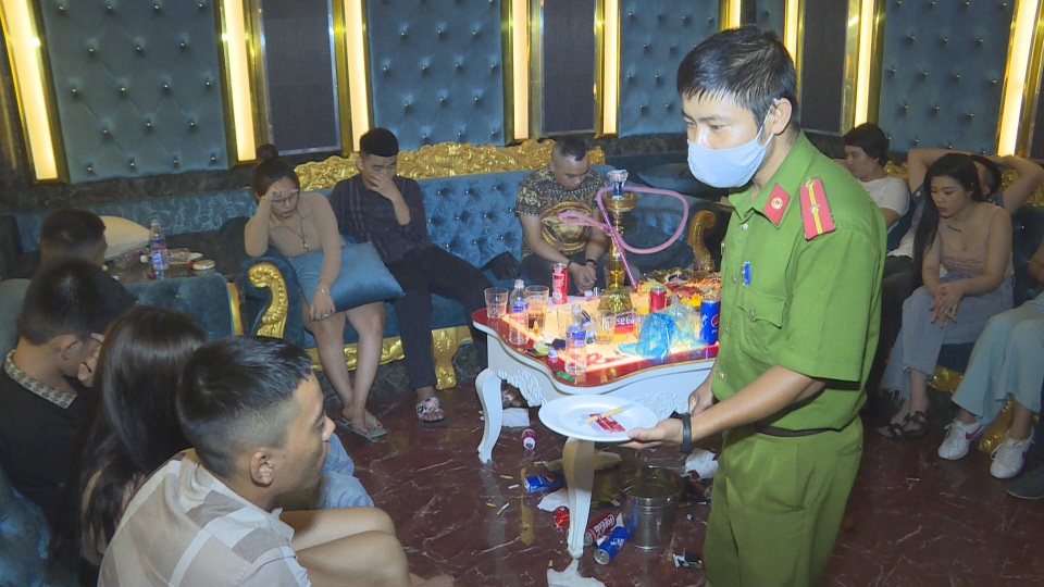 Hàng chục nam nữ thanh niên sử dụng ma túy tại quán karaoke - 1 Hàng chục nam nữ thanh niên sử dụng ma túy tại quán karaoke - 1