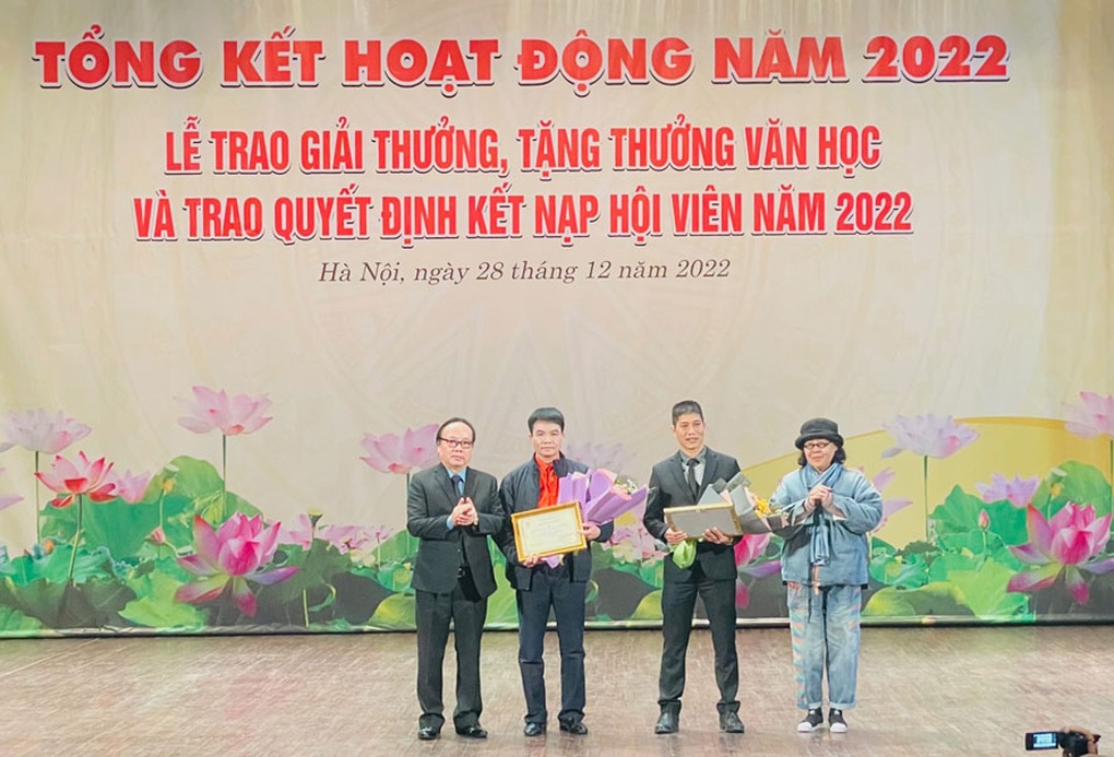 Nhà văn Nguyễn Huy Thiệp được tặng thưởng Thành tựu văn học trọn đời - 1 Nhà văn Nguyễn Huy Thiệp được tặng thưởng Thành tựu văn học trọn đời - 1