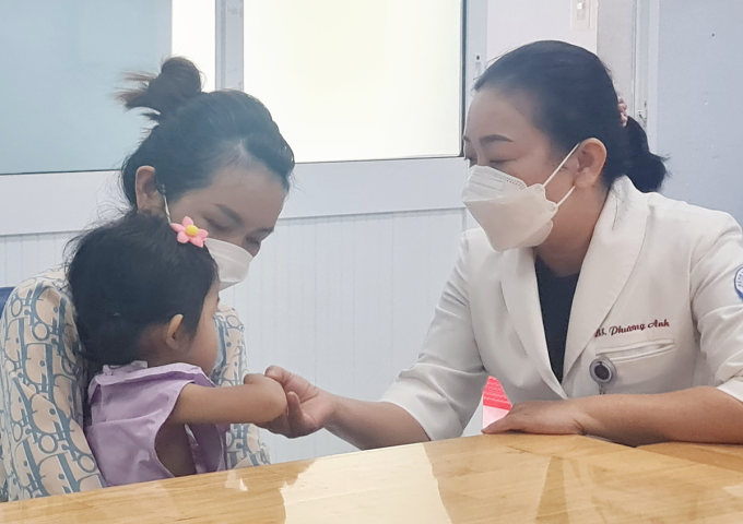 Bé gái hồi phục tốt sau mổ. Ảnh: Lê Phương