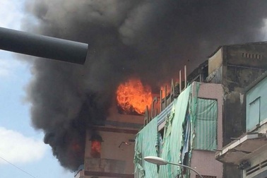 150 cảnh sát khống chế vụ cháy sát chợ Kim Biên