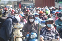 Ngày đầu nghỉ lễ, người dân đội nắng nối đuôi qua cầu Rạch Miễu