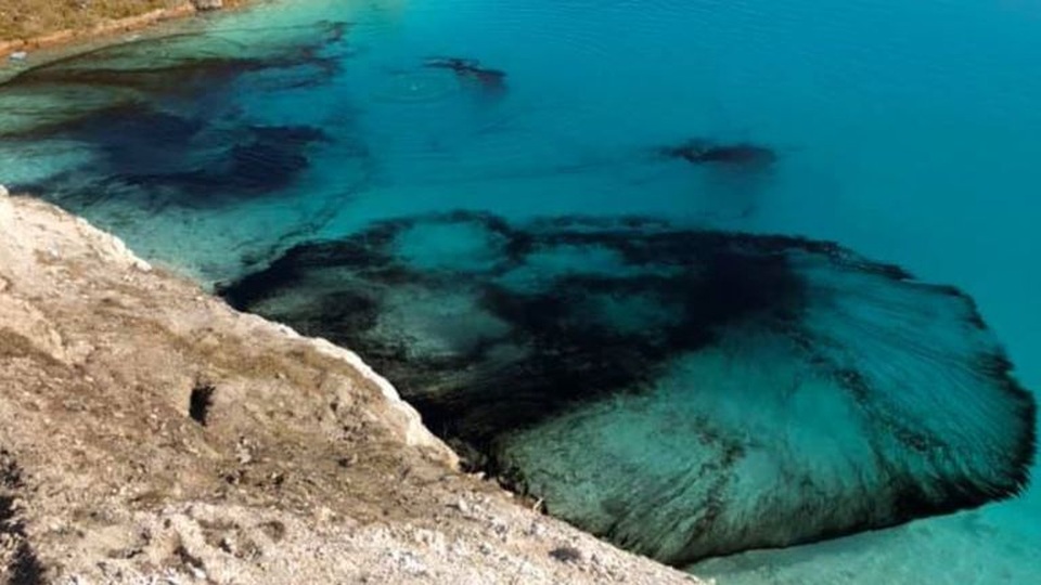 Nhuộm đen đầm nước nổi tiếng để cấm cửa khách du lịch tụ tập tham quan - 3 Nhuộm đen đầm nước nổi tiếng để cấm cửa khách du lịch tụ tập tham quan - 3