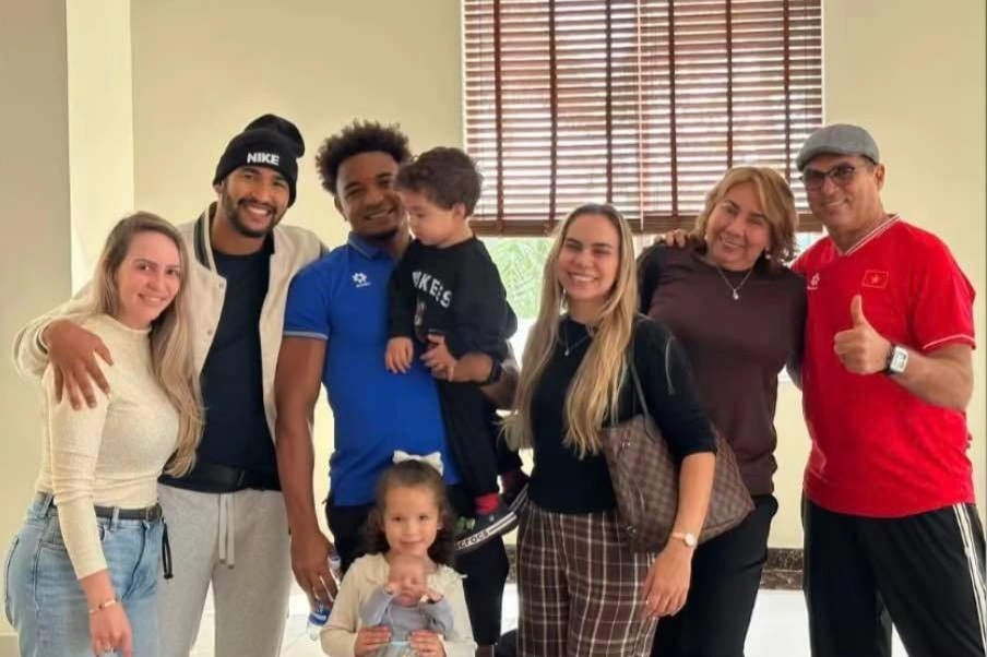 គ្រួសារ Xuan Son នៅ Viet Tri អ្នកគាំទ្រសុំថតរូបជាមួយពួកគេ - ២ Gia đình Xuân Son có mặt ở Việt Trì, người hâm mộ xin chụp ảnh cùng - 2