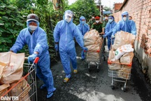 Công an TPHCM trao 6.500 phần quà cho người dân vùng dịch