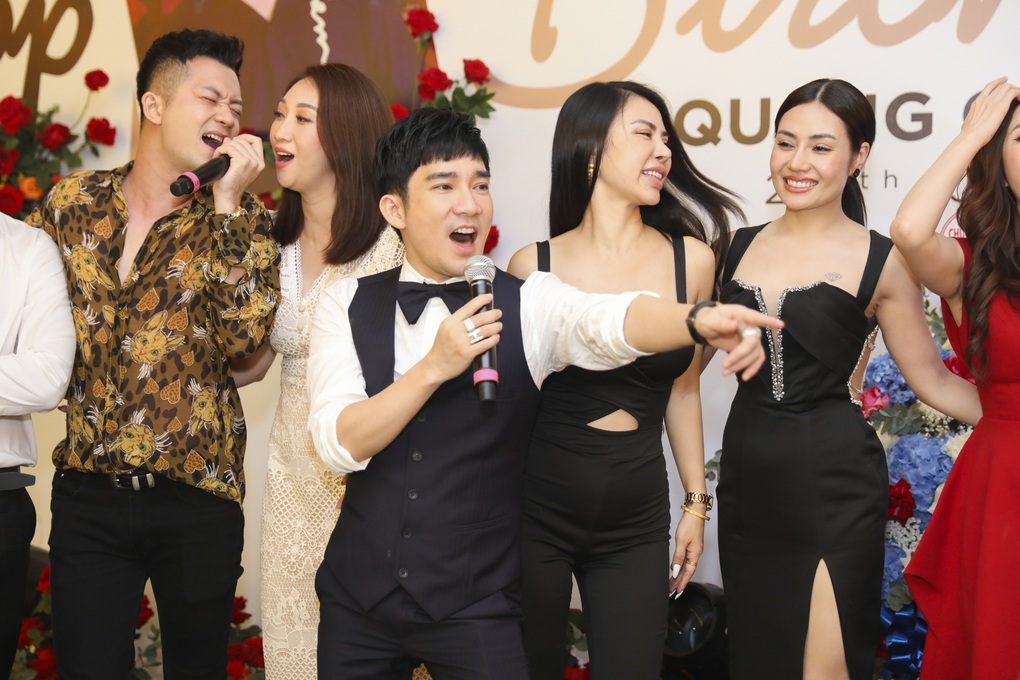 Quang Hà nói về mối quan hệ với quản lý gắn bó 25 năm - 2 Quang Hà nói về mối quan hệ với quản lý gắn bó 25 năm - 2