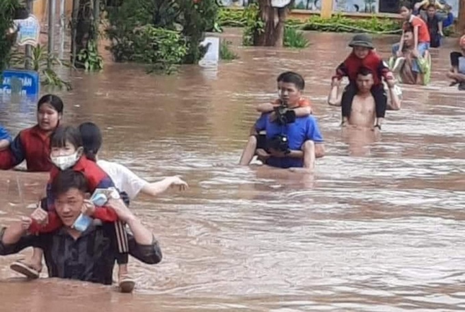 Cần ưu tiên cho trẻ em và thanh thiếu niên - bao gồm các trẻ em đã phải di dời khỏi nơi ở của mình - về mặt chính sách và đầu tư phát triển, nhân đạo, tài chính.