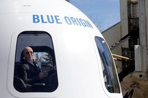 Người giàu nhất hành tinh, Jeff Bezos: “Tôi đầu tư hàng tỷ đô la vào công nghệ vũ trụ bởi vì chúng ta đang hủy diệt Trái đất”