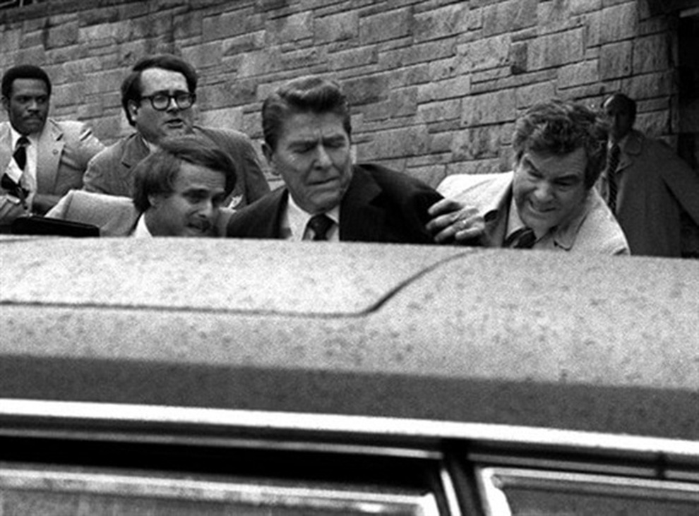 Vụ mưu sát kinh hoàng từng khiến Tổng thống Mỹ Reagan bị bắn trọng thương - 1 Vụ mưu sát kinh hoàng từng khiến Tổng thống Mỹ Reagan bị bắn trọng thương - 1
