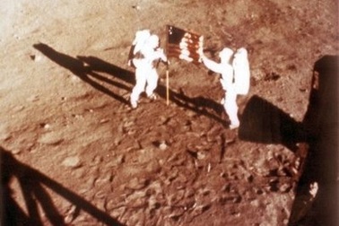 Tìm thấy cuốn băng Neil Armstrong “dạo bộ” Mặt trăng