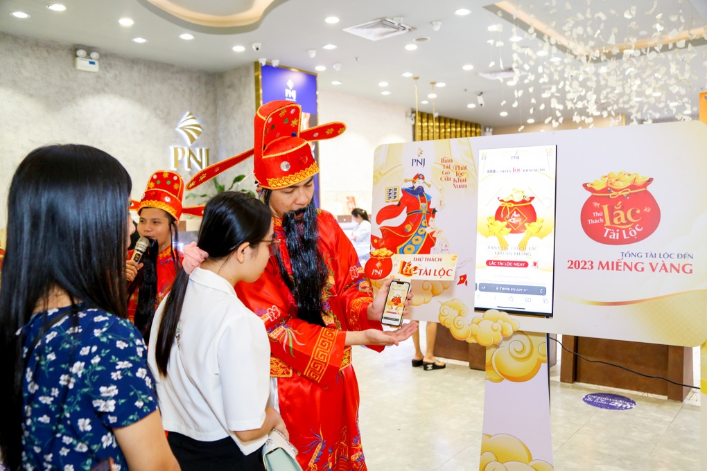 Khách hàng PNJ mua vàng lại trúng thêm vàng - 2 Khách hàng PNJ mua vàng lại trúng thêm vàng - 2