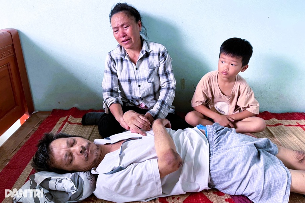 Số phận khốn khổ của người phụ nữ và bé trai bị bỏ rơi ở bìa rừng - 1 Số phận khốn khổ của người phụ nữ và bé trai bị bỏ rơi ở bìa rừng - 1