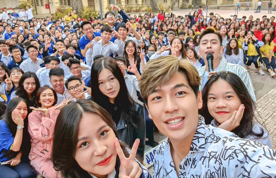 Diễn viên Bí Mật Của Gió được hàng ngàn học sinh săn đón tại Hà Nội - 1 Diễn viên Bí Mật Của Gió được hàng ngàn học sinh săn đón tại Hà Nội - 1