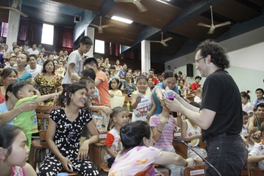 Ảo thuật gia nổi tiếng thế giới thăm trẻ em tại Viện Nhi Trung ương