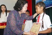 Trao 110 suất học bổng cho học sinh nghèo hiếu học ở Phú Yên