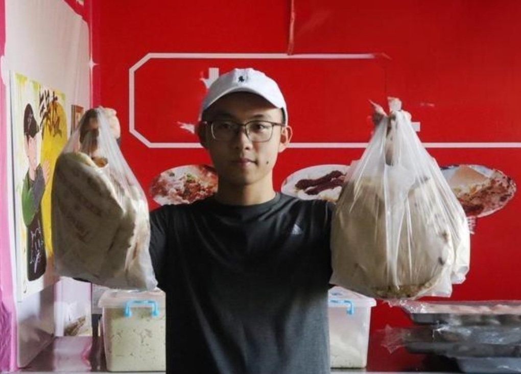 Sinh viên xếp hàng dài hơn 100m trước tiệm bánh, lý do gây xúc động - 3 Sinh viên xếp hàng dài hơn 100m trước tiệm bánh, lý do gây xúc động - 3