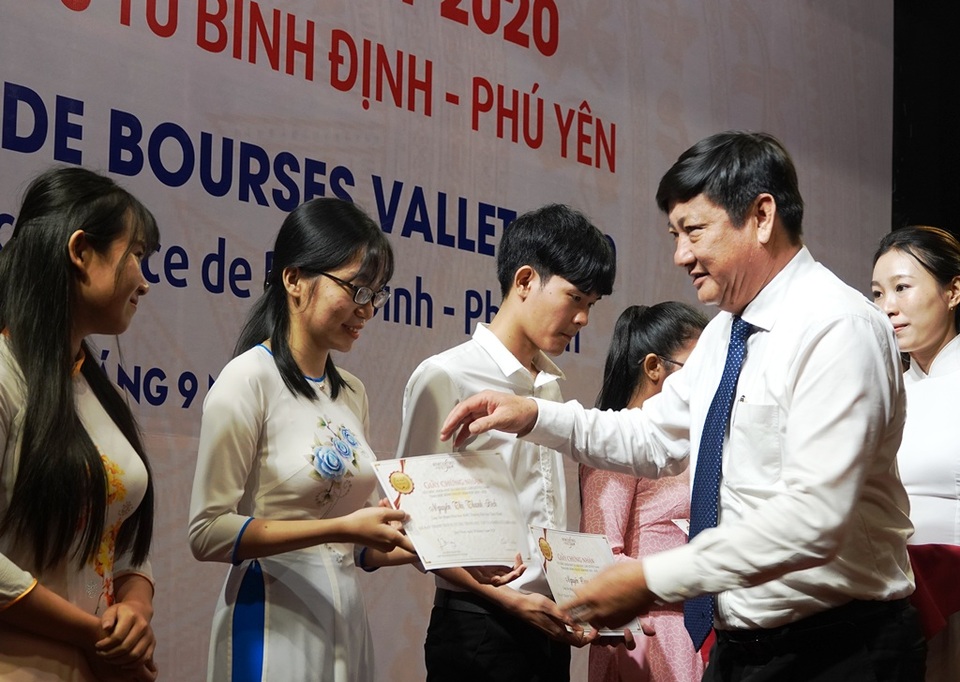 Trao 91 suất học bổng Vallet tổng trị giá gần 1,1 tỷ đồng đến HS, SV ưu tú - 4