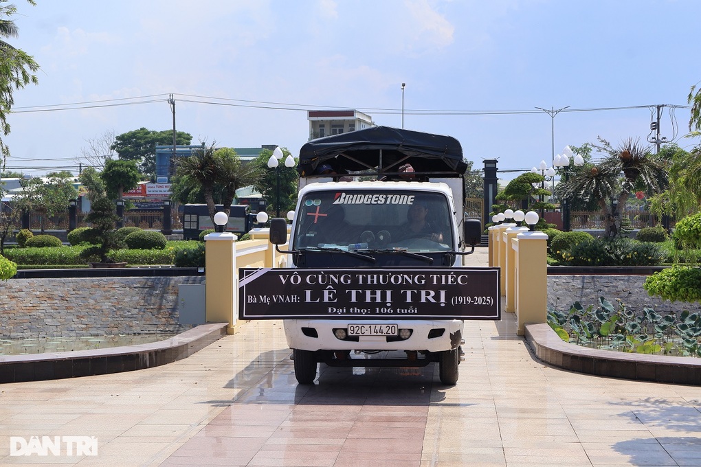 Tiễn đưa Mẹ Việt Nam anh hùng, con gái Mẹ Nguyễn Thị Thứ về cõi vĩnh hằng - 2 Tiễn đưa Mẹ Việt Nam anh hùng, con gái Mẹ Nguyễn Thị Thứ về cõi vĩnh hằng - 2