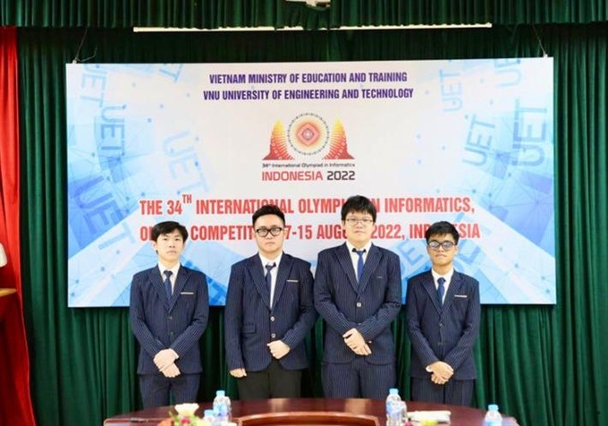 4 học sinh đội tuyển IOI 2022. Ảnh moet.vn