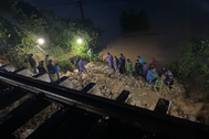 Hơn 100 người trắng đêm "vá" đường sắt Bắc - Nam