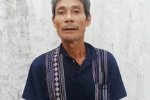 Chặt củi một mình, cô gái trẻ bị gã hàng xóm giở trò đồi bại