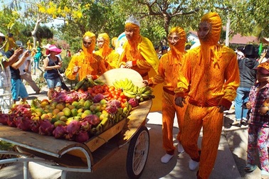 Hàng tấn trái cây dành cho khỉ trên hòn đảo “Hoa Quả Sơn”