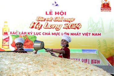 Hơn 4.400 lít dầu ăn Neptune Light được dùng để chiên chiếc chả mực kỷ lục nặng 210kg