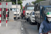 Xe máy chật vật tìm lối đi trên phố ở Hà Nội