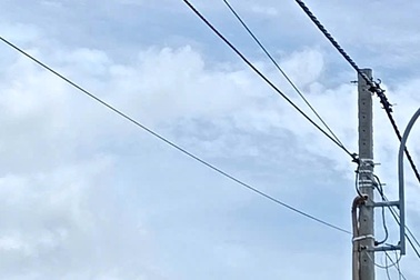 Bé gái nghi bị điện giật tử vong khi đi bộ qua cầu sắt