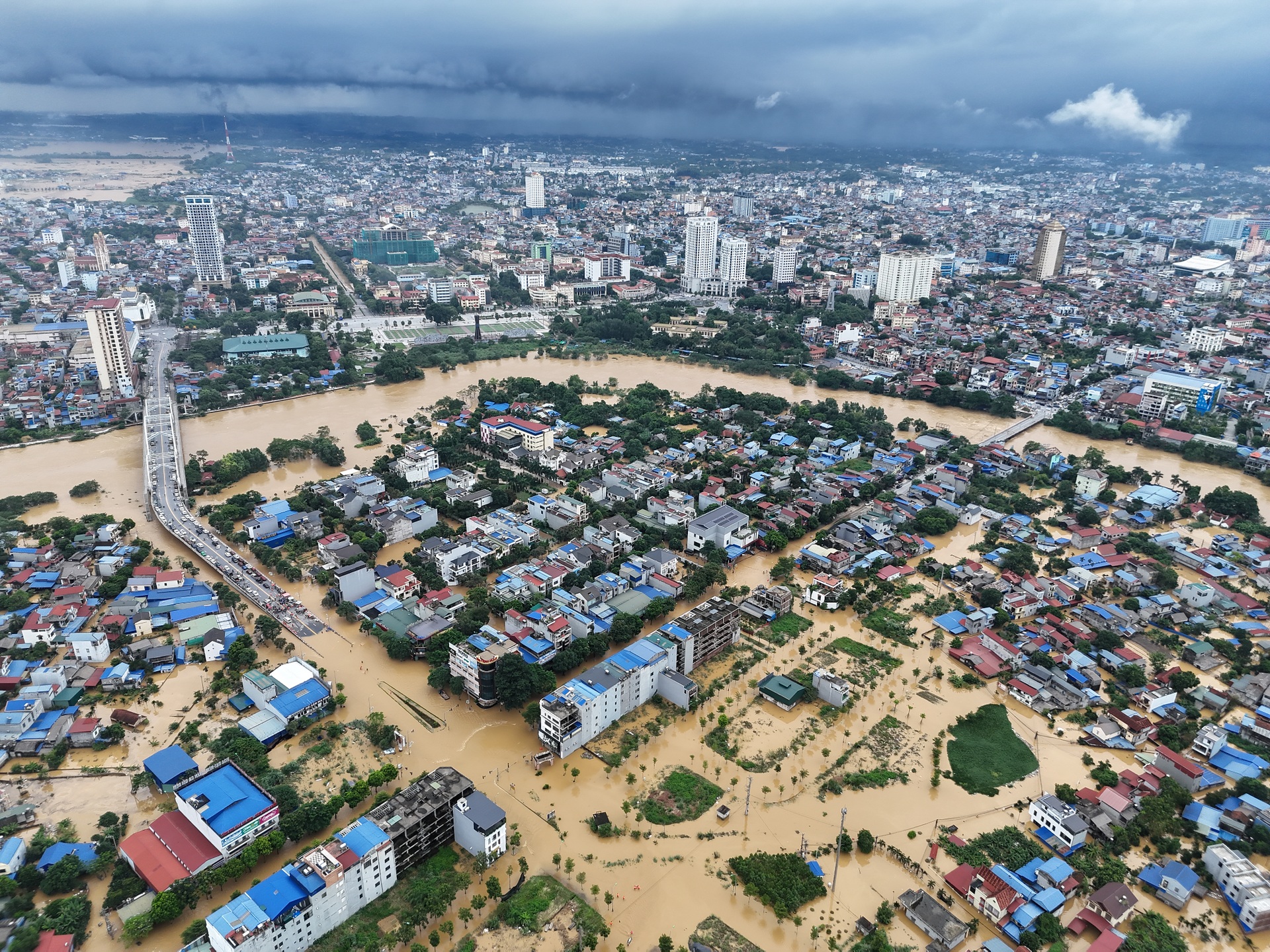 Xuyên đêm tiếp tế lương thực cho người dân vùng lũ Thái Nguyên - 15