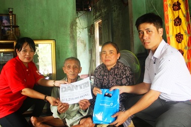 Bạn đọc Dân trí tiếp tục giúp đỡ cụ Nguyễn Lừng hơn 121 triệu đồng