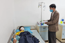 Hai người hôn mê sâu sau khi uống 4 lít rượu cùng bạn