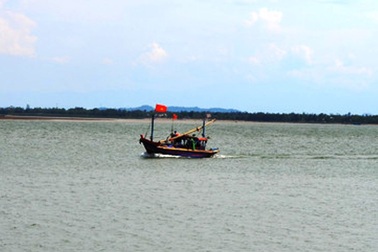 6 ngư dân thoát nạn trong gang tấc khi tàu cá chìm trên biển