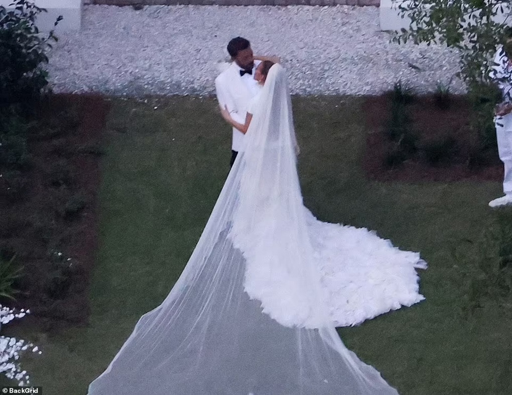 Ben Affleck và Jennifer Lopez cưới tại dinh thự gần 9 triệu USD - 1 Ben Affleck và Jennifer Lopez cưới tại dinh thự gần 9 triệu USD - 1