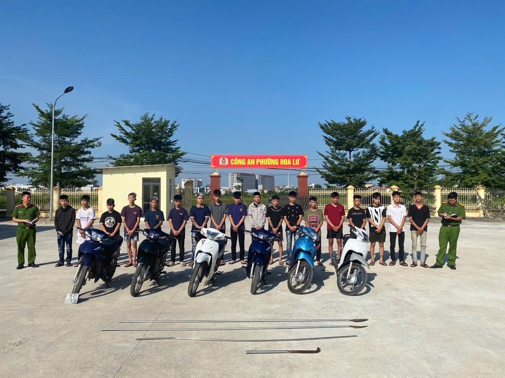 Khởi tố 12 thanh niên mang hung khí đi xe máy thanh toán nhau trên phố - 2 Khởi tố 12 thanh niên mang hung khí đi xe máy thanh toán nhau trên phố - 2