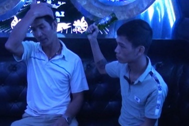 Khống chế, bạo hành chồng trong phòng hát, ép vợ mang tiền đến trả