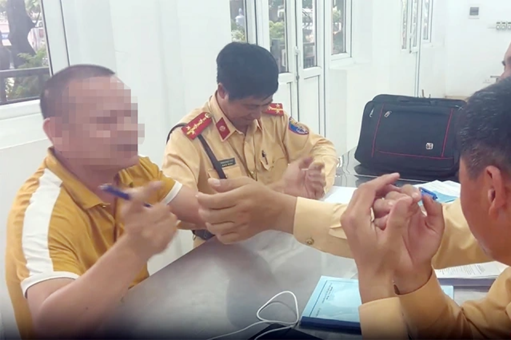 Về nhà vợ bị ép uống rượu, nam tài xế dính độ cồn vượt mức kịch khung - 1 Về nhà vợ bị ép uống rượu, nam tài xế dính độ cồn vượt mức kịch khung - 1