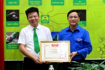 Tài xế taxi cứu cô gái trẻ nhảy cầu được tặng bằng khen