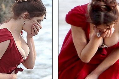 Cựu Bond-girl: Khóc và... khoe ngực đầy