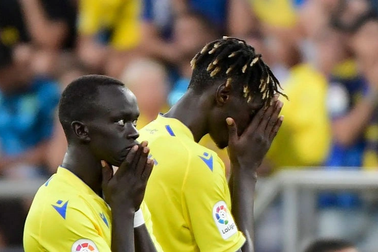 Sự cố nghiêm trọng ở trận đấu của Barcelona, cầu thủ nín thở cầu nguyện