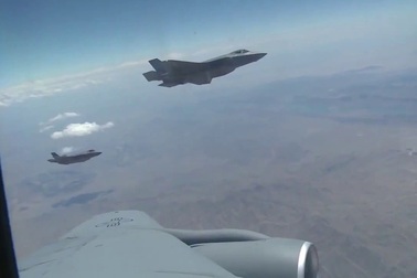 Xem chiến đấu cơ tàng hình F-35B lần đầu tiếp liệu trên không