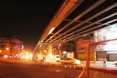 Lưu thông qua Lăng Cha Cả thế nào khi cầu vượt thông xe?