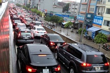 Hà Nội: Mắc kẹt trong mưa lớn trên nhiều cung đường