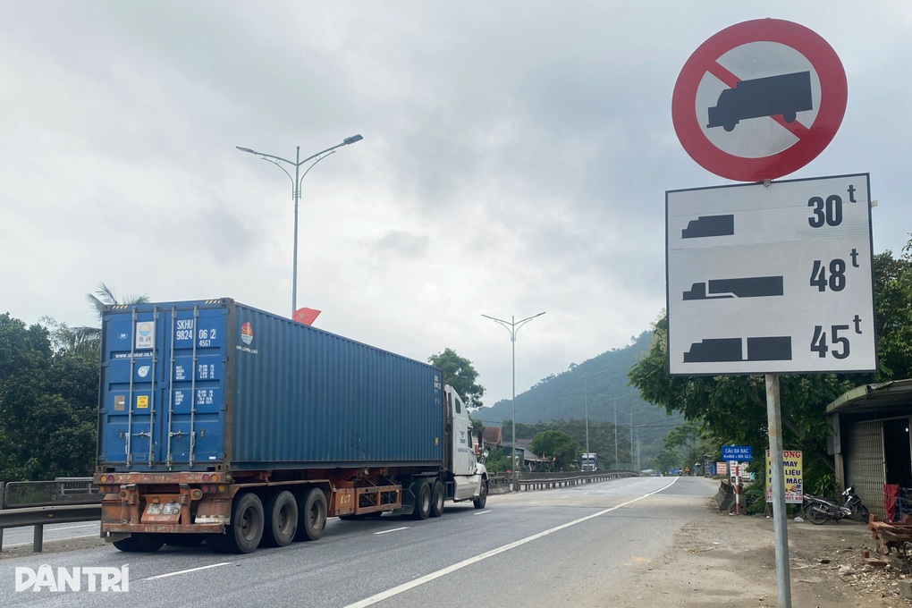Khắc phục biển báo trái khoáy trên quốc lộ 1 đoạn qua thành phố Huế - 1 Khắc phục biển báo trái khoáy trên quốc lộ 1 đoạn qua thành phố Huế - 1