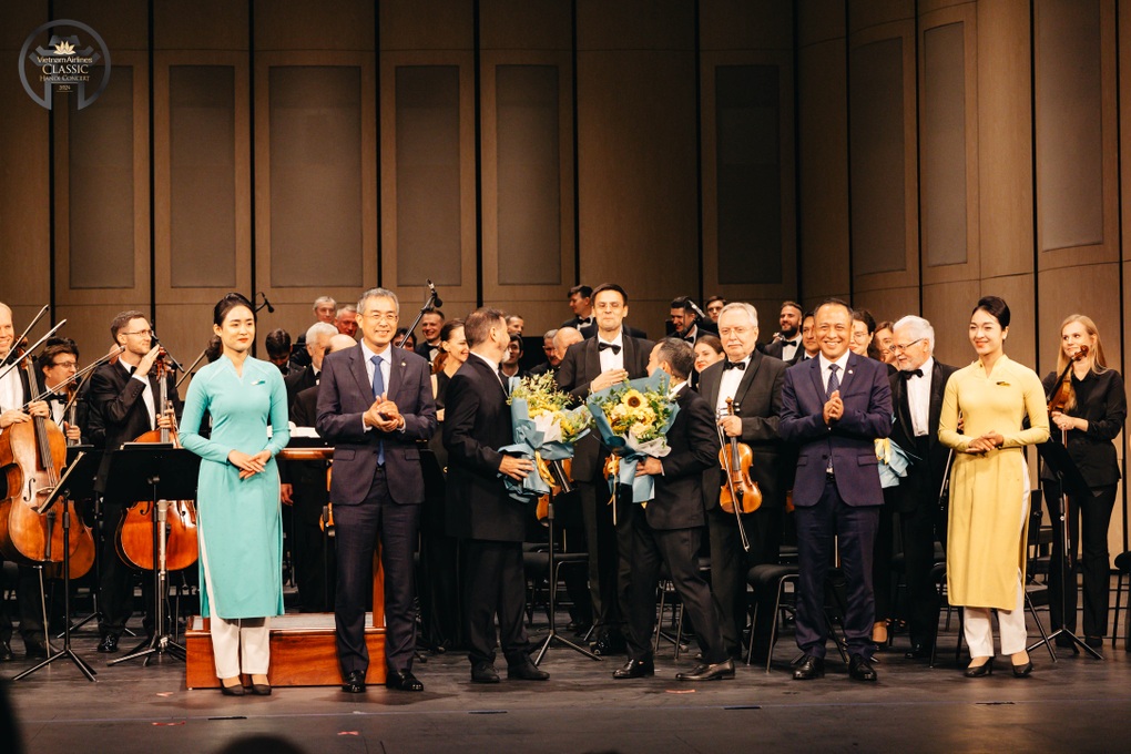 Vietnam Airlines Classic Hanoi Concert 2024: Sự hòa quyện giữa nhạc cổ điển và ballet - 10 Vietnam Airlines Classic Hanoi Concert 2024: Sự hòa quyện giữa nhạc cổ điển và ballet - 10