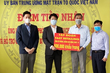 Fast Retailing ủng hộ 500,000 khẩu trang hỗ trợ chống dịch Covid-19