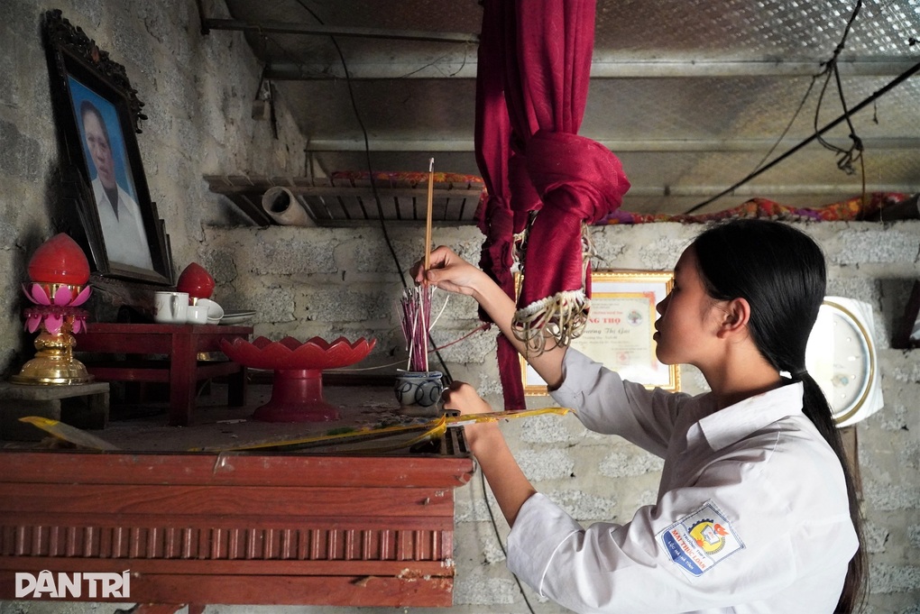 Rớt nước mắt cảnh nữ sinh mồ côi bố mẹ, sống với bà 86 tuổi, cậu khuyết tật - 1 Rớt nước mắt cảnh nữ sinh mồ côi bố mẹ, sống với bà 86 tuổi, cậu khuyết tật - 1