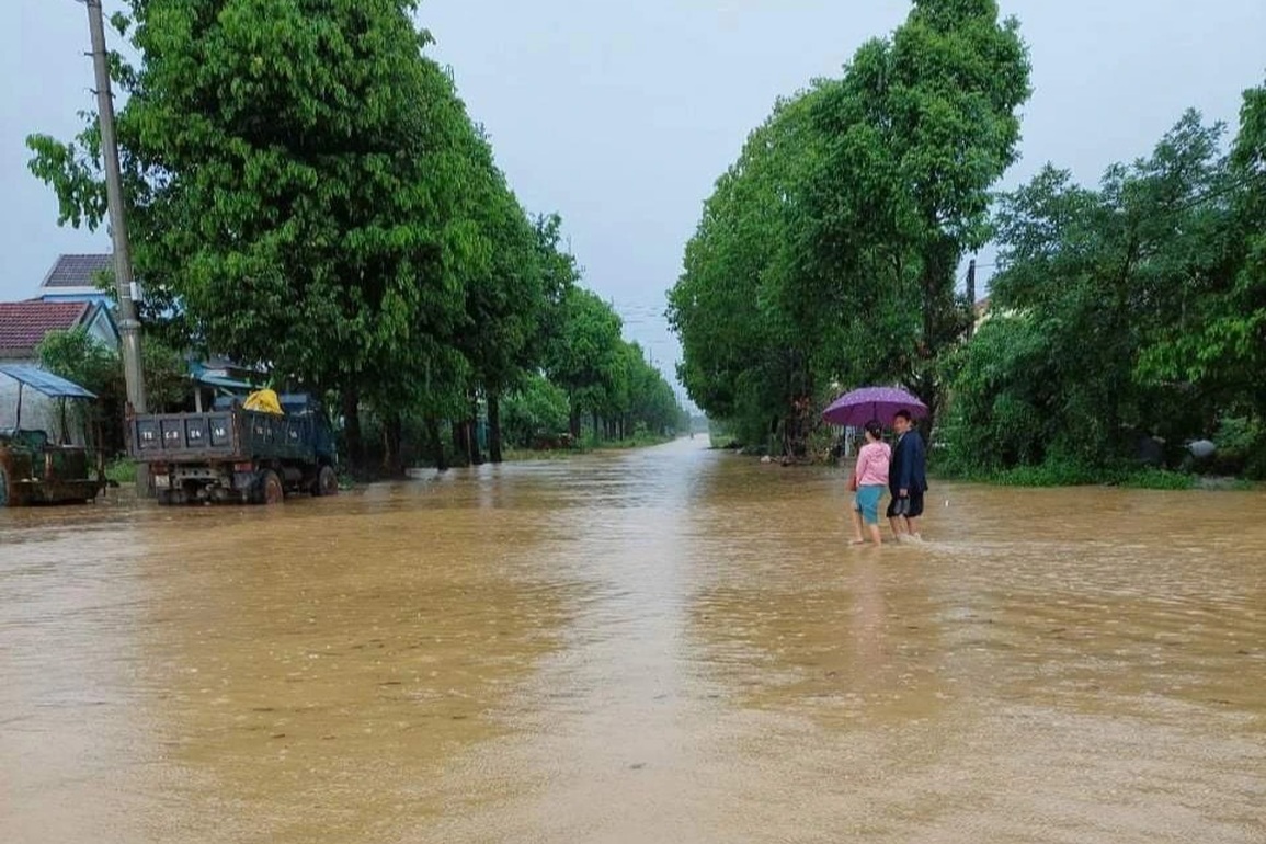 Các hồ thủy điện ở Thừa Thiên Huế xả lũ, nước sông dâng cao trên báo động 1 - 10 Các hồ thủy điện ở Thừa Thiên Huế xả lũ, nước sông dâng cao trên báo động 1 - 10